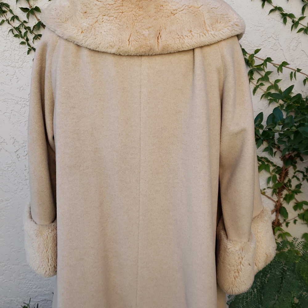 Coat With Fur collar and sleeve cuffs - Picture 6 of 8